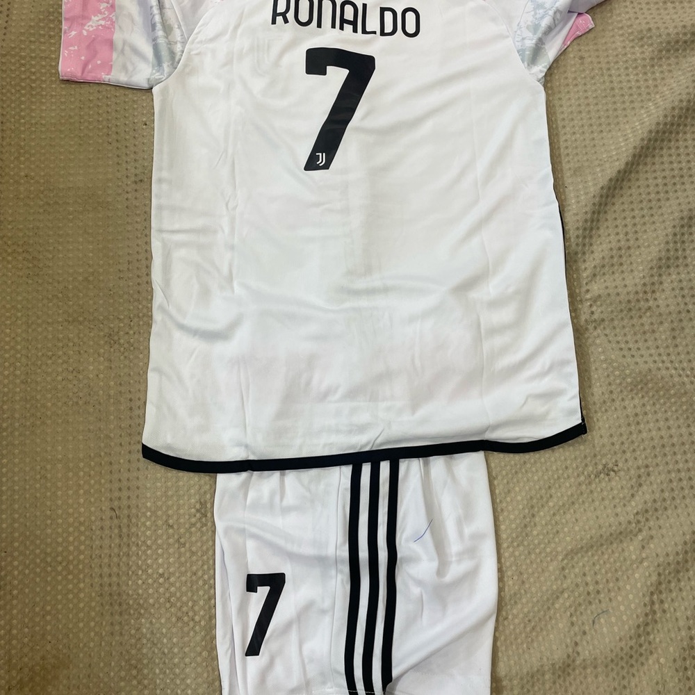 Juventus cr7 youth jersey set new with tag. White.